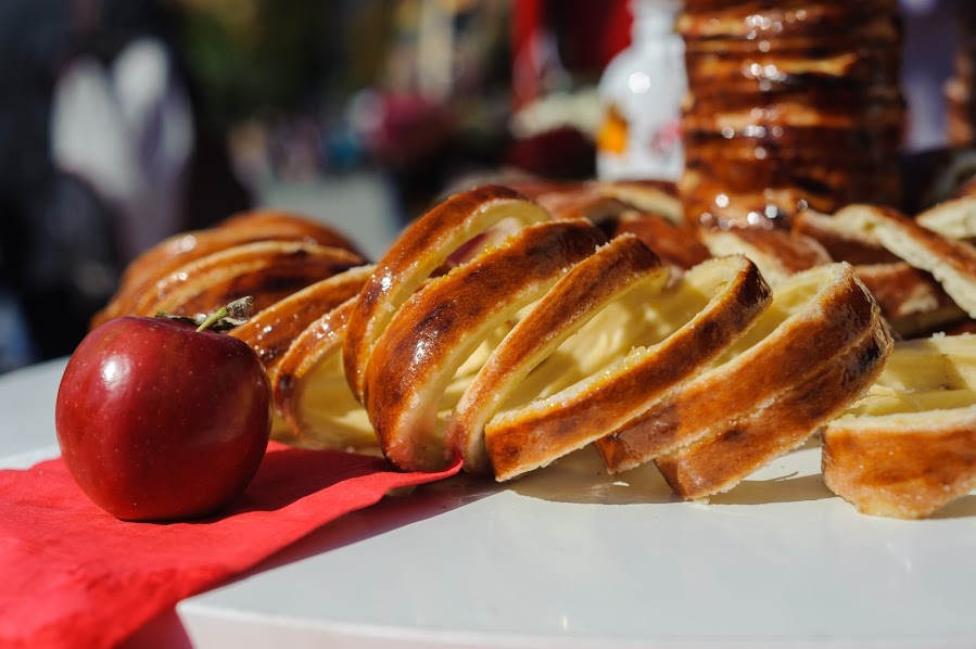 Sărbătoarea „kürtőskalács”-ului la Sfântu Gheorghe – echipa „Nagymama” (Bunica) din Miercurea Ciuc este câştigătoarea titlului „Kürtőskalács-ul anului în Ţinutul Secuiesc”